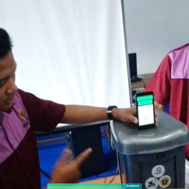 Tempat sampah berbasis internet. Foto: ANTARA/Akhmad Nazaruddin Lathif