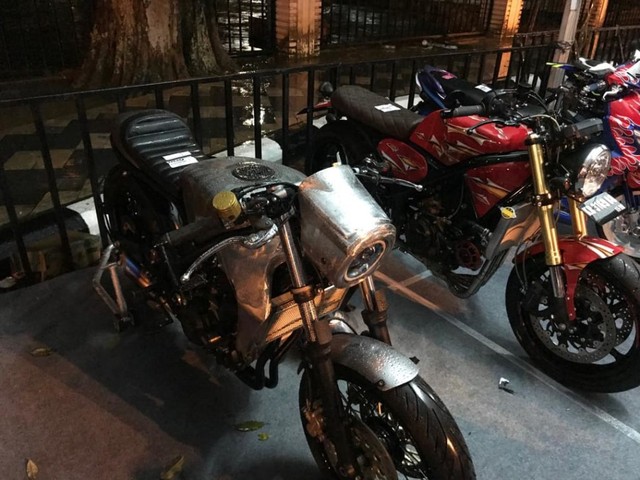  Custom Bobber model Jap Style dan Cafe Racer dalam acara Nonton Bareng MotoGP di depan Taman Alun-Alun Kapuas, (16/6). Foto: Teri
