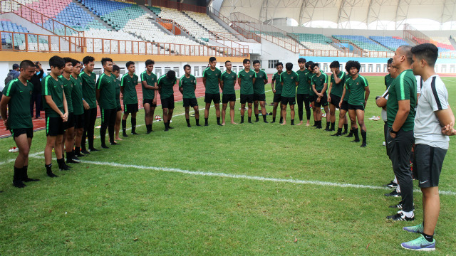 Pesepak bola timnas Indonesia U-19 menjalani latihan di Stadion Wibawa Mukti, Cikarang. Foto: ANTARA FOTO/Risky Andrianto