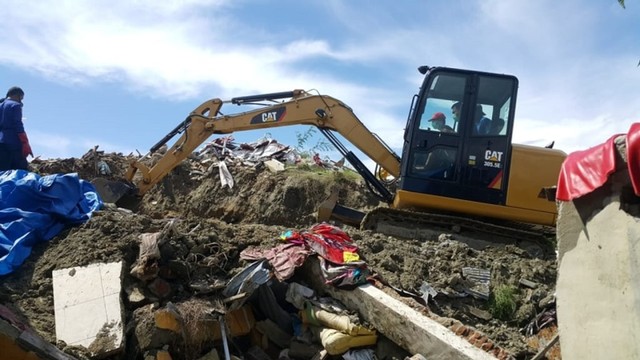 Proses penggalian jasad korban likuefaksi di lorong Dewi Sartika III Perumahan Bumi Indah Permai, Kelurahan Petobo, Kota Palu, Senin (17/6). Foto: Istimewa
