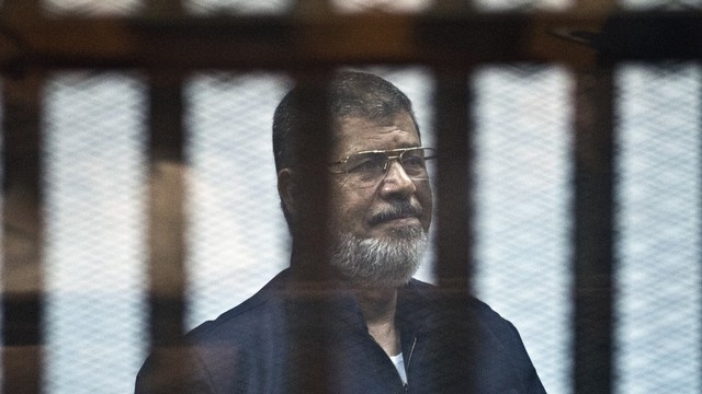 Mantan Presiden Mesir, Muhammad Mursi, di salah satu persidangannya di Kairo, Mesir. Foto: KHALED DESOUKI / AFP