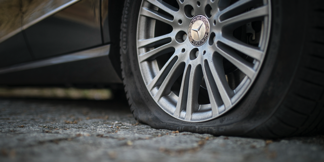 Ilustrasi ban kempis. Foto: Road & Track