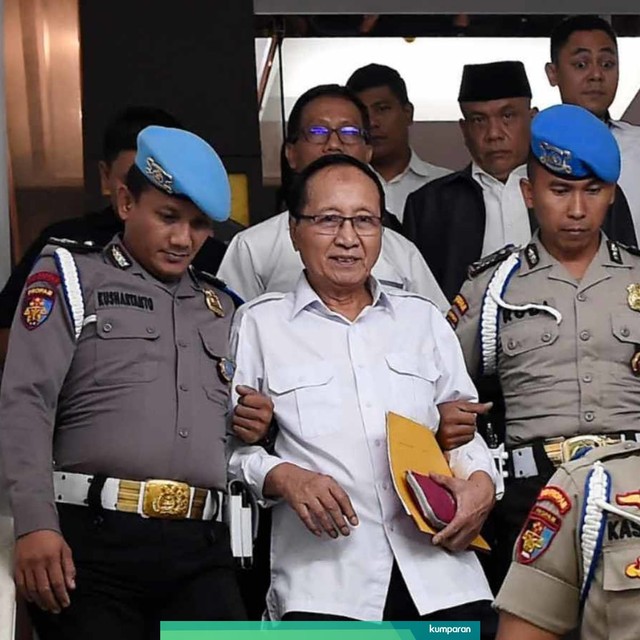 Mantan Kapolda Metro Jaya Komjen Pol (Purn) Sofjan Jacoeb (tengah) berjalan usai diperiksa di Direktorat Reserse Kriminal Umum (Ditreskrimum) Polda Metro Jaya, Jakarta, Selasa (18/6). Foto: ANTARA FOTO/Galih Pradipta