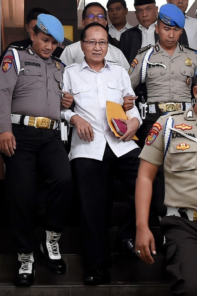 Mantan Kapolda Metro Jaya Komjen Pol (Purn)  Sofjan Jacoeb (tengah) berjalan usai diperiksa di Direktorat Reserse Kriminal Umum (Ditreskrimum) Polda Metro Jaya, Jakarta, Selasa (18/6). Foto: ANTARA FOTO/Galih Pradipta