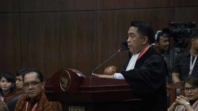 Ketua tim kuasa hukum KPU selaku termohon, Ali Nurdin, pada sidang lanjutan Perselisihan Hasil Pemilihan Umum 2019 di Gedung Mahkamah Konstitusi, Jakarta, Selasa (18/6). Foto: Fanny Kusumawardhani/kumparan