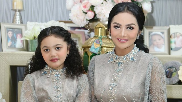 Krisdayanti dan anaknya, Amora. Foto: Instagram @krisdayantilemos