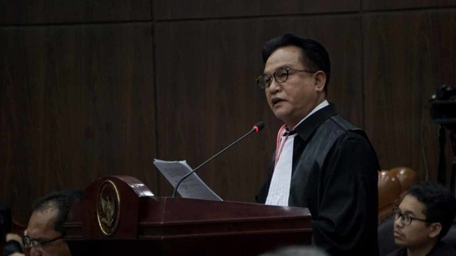 Tim kuasa hukum TKN, Yusril Ihza Mahendra membacakan jawaban selaku pihak terkait pada sidang lanjutan Perselisihan Hasil Pemilihan Umum 2019 di Gedung Mahkamah Konstitusi, Jakarta, Selasa (18/6). Foto: Fanny Kusumawardhani/kumparan