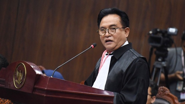 Yusril Ihza Mahendra selaku pihak terkait menyampaikan keterangan pada sidang lanjutan Perselisihan Hasil Pemilihan Umum (PHPU) Pilpres 2019 di gedung Mahkamah Konstitusi, Jakarta, Selasa (18/6). Foto: ANTARA FOTO/Hafidz Mubarak A