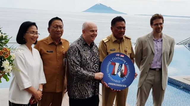 (Kiri ke Kanan) Rektor Unsrat Prof Ellen Kumaat,; Sekretaris Provinsi Sulut Edwin Silangen,; Duta Besar Amerika Joseph Donovan Jr,; Gubernur Sulut Olly Dondokambey,; dan CEO Forever Oceans Jason Hackathon berfoto bersama usai peresmian kerjasama budi daya ikan laut di perairan Sulawesi Utara (foto: isa anshar jusuf)