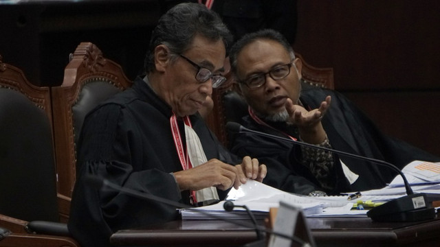 Ketua Tim kuasa hukum BPN, Bambang Widjojanto selaku pemohon mengikuti sidang Perselisihan Hasil Pemilihan Umum (PHPU) Pilpres 2019 di gedung Mahkamah Konstitusi, Jakarta, Selasa (18/6). Foto: Fanny Kusumawardhani/kumparan