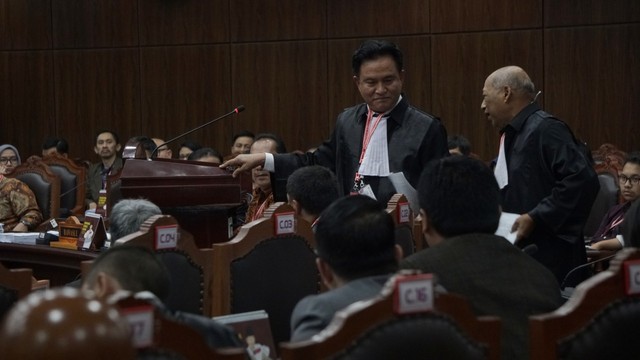 Ketua tim kuasa hukum TKN, Yusril Ihza Mahendra selaku pihak terkait menyampaikan keterangan pada sidang lanjutan Perselisihan Hasil Pemilihan Umum (PHPU) Pilpres 2019 di gedung Mahkamah Konstitusi, Jakarta, Selasa (18/6). Foto: Fanny Kusumawardhani/kumparan
