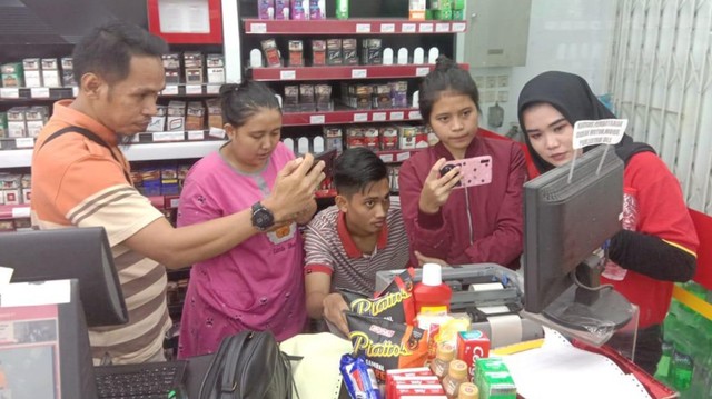 Para pegawai Alfa Midi usai aksi percobaan pencurian di Alfa Midi di Cipinang, Jakarta Timur yang berhasil digagalkan. Foto: dok. Istimewa