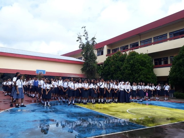 Suasana antrian untuk mengambil kartu ujian di SMA Negeri 1 Ambon. (18/6). Dok : Lentera Maluku