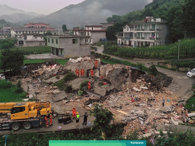 Sejumlah petugas penyelamat mencari orang-orang yang terperangkap di sebuah bangunan yang runtuh akibat gempa bumi di Kota Shuanghe di Kabupaten Changning, Kota Yibin, provinsi Sichuan di Cina. Foto: Zeng Lang/Xinhua via AP