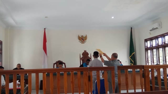 Saksi diambil sumpah sebelum memberi kesaksian pada persidangan lanjutan gugatan Walhi di PTUN Banda Aceh, Selasa (18/6). Foto: Habil Razali/acehkini
