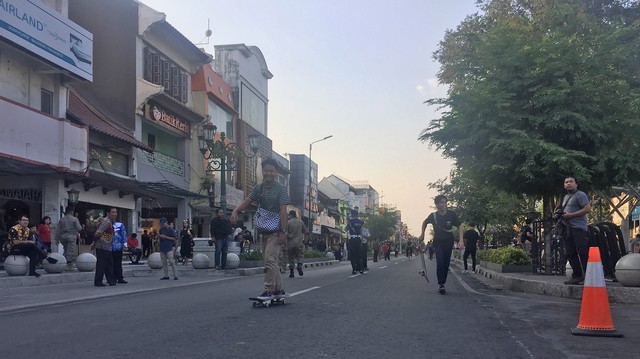 Suasana kawasan Malioboro saat uji coba bebas kendaraan bermotor atau semi pedestrian Malioboro, Selasa, (18/6). Foto: Arfiansyah Panji Purnandaru/kumparan