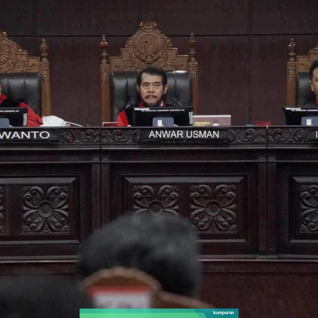 Ketua Mahkamah Konstitusi Anwar Usman (tengah) bersama hakim konstitusi lainnya memimpin sidang lanjutan Perselisihan Hasil Pemilihan Umum (PHPU) Pilpres 2019 di Gedung Mahkamah Konstitusi, Jakarta, Selasa (18/6). Foto: Fanny Kusumawardhani/kumparan
