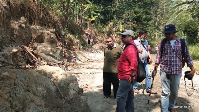 Tim dari Balai Arkeologi (Balar) Daerah Istimewa Yogyakarta (DIY) melakukan penelitian di Sungai Cisaat, Kecamatan Bumiayu, Kabupaten Brebes, Selasa (8/6).  (Foto: Reza Abineri)