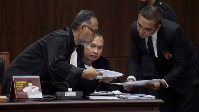 Tim kuasa hukum BPN Bambang Widjojayanto (kiri) pada sidang lanjutan Perselisihan Hasil Pemilihan Umum 2019 di Gedung Mahkamah Konstitusi, Jakarta, Selasa (18/6). Foto: Fanny Kusumawardhani/kumparan