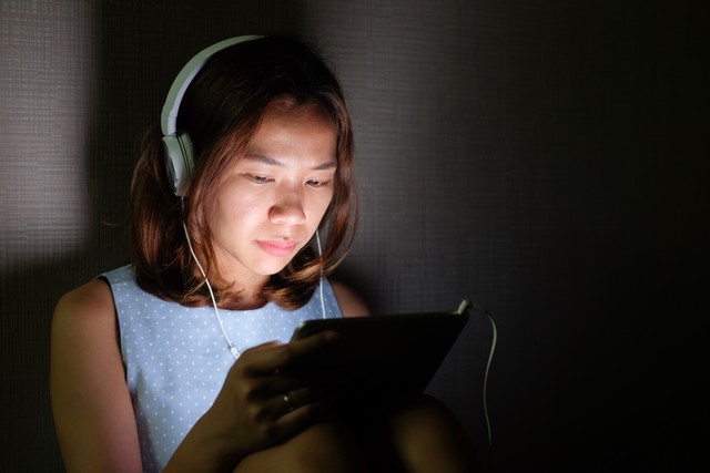 Memainkan gadget pada waktu tidur Foto: Shutterstock
