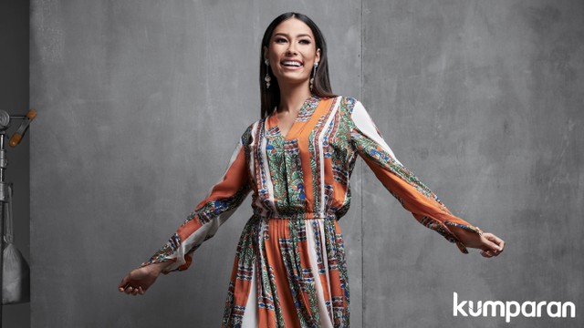 Frederika Alexis Cull, Puteri Indonesia 2019 untuk program Role Model kumparanWOMAN. Stylist: Erlangga S. Negoro, Makeup: Mustika Ratu, Busana: Torry Burch. Foto: Nurulita