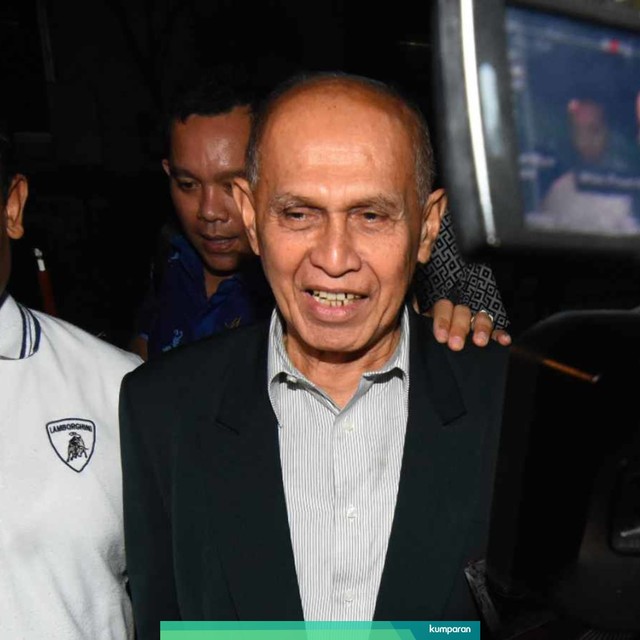 Tersangka kasus dugaan kepemilikan senjata api ilegal Kivlan Zen (kanan) usai menjalani pemeriksaan di Ditreskrimum Polda Metro Jaya, Jakarta, Rabu (19/6). Foto: ANTARA FOTO/Indrianto Eko Suwarso