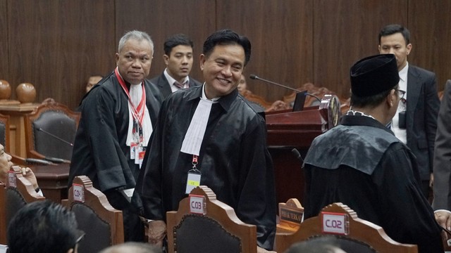Tim Kuasa Hukum TKN, Yusril Ihza Mahendra (tengah) memasuki ruang sidang. Foto: Fanny Kusumawardhani/kumparan