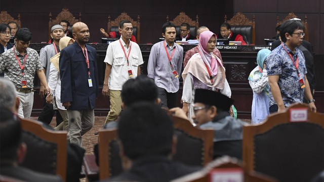 Sejumlah saksi dari pihak pemohon kembali ke ruangang saksi setelah diambil sumpahnya saat sidang Perselisihan Hasil Pemilihan Umum. Foto: ANTARA FOTO/Hafidz Mubarak A