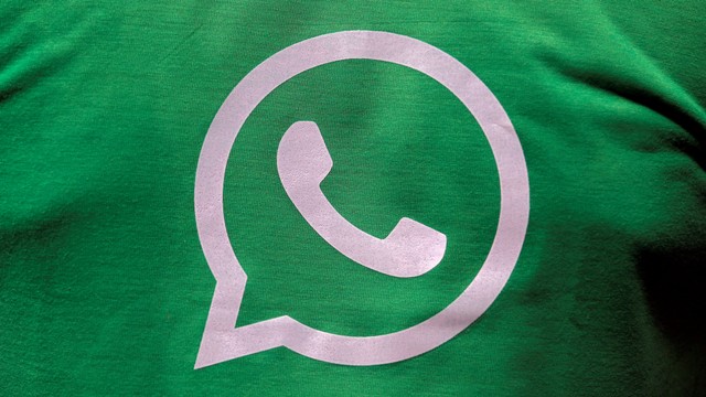 Logo WhatsApp di baju. Foto: Rupak De Chowdhuri/Reuters