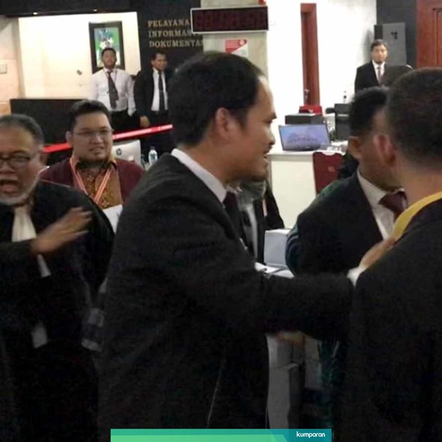 Tim kuasa hukum BPN Bambang Widjojayanto (kedua kiri) mengusir kuasa hukum KPU yang hendak foto barang bukti milik BPN. Foto: Fadjar Hadi/kumparan
