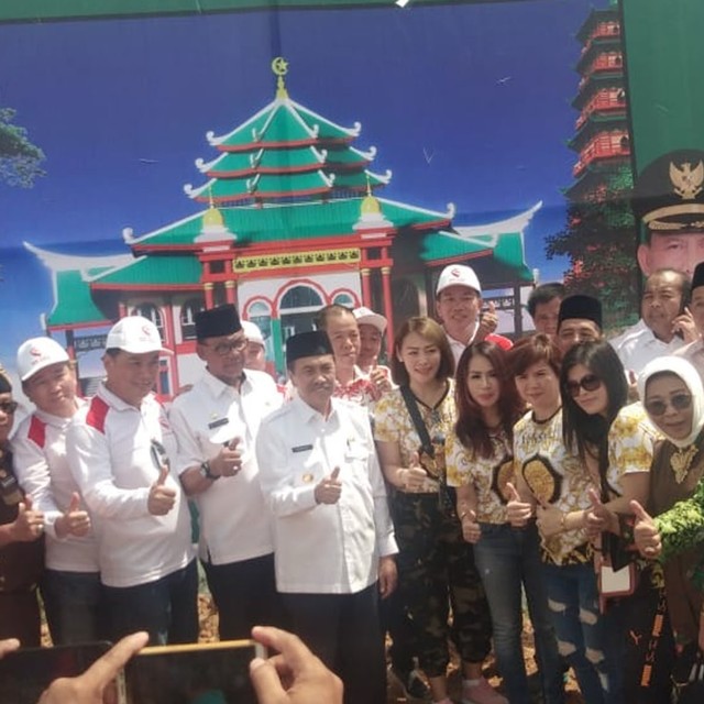 GUBERNUR Riau, Syamsuar (tengah) berfoto bersama usai peletakkan batu pertama pembangunan Masjid Cheng Ho ke-17 di Indonesia, Rabu, 19 Juni 2019, di Bagansiapiapi, Rokan Hilir. 