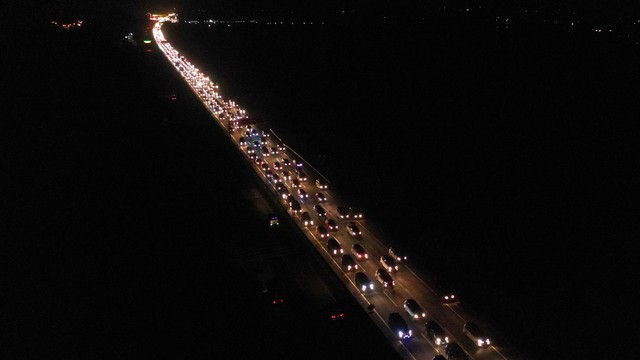 Kendaraan pemudik antre memasuki Gerbang Tol Cikampek Utama, Cikampek, Jawa Barat, Sabtu (1/6). Foto: ANTARA FOTO/Rivan Awal Lingga