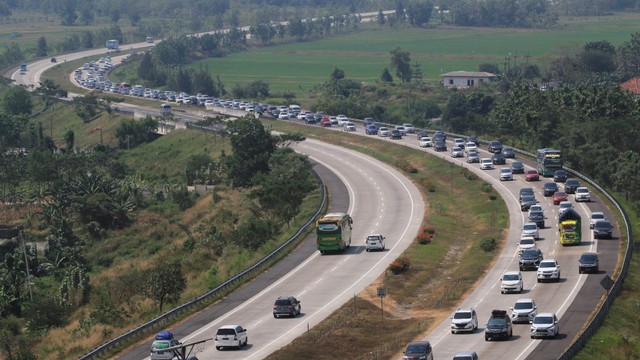 Suasana kepadatan kendaraan saat arus balik di Tol Cipali, Palimanan, Cirebon, Jawa Barat, Sabtu (8/6). Foto: ANTARA FOTO/Dedhez Anggara