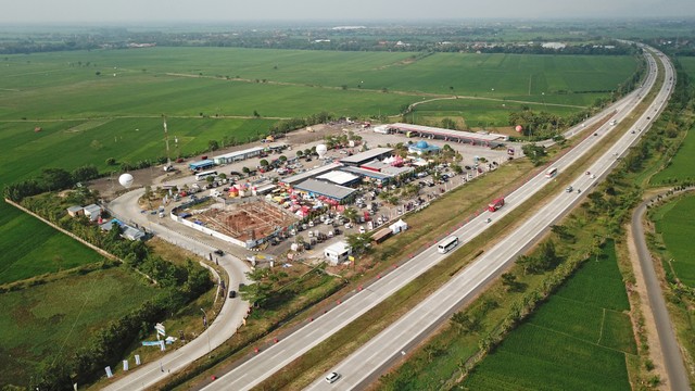 Foto udara jalan tol Cipali kilometer 116 Jatiwangi, Majalengka, Jawa Barat, Minggu (2/6). Foto: ANTARA FOTO/Dedhez Anggara