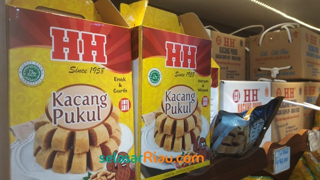 Kemasan kacang pukul, oleh-oleh khas Bagansiapiapi, Kabupaten Rokan Hilir. Kacang pukul terbuat dari kacang pilihan dan dibuat secara ditumbuk atau dipukul. 