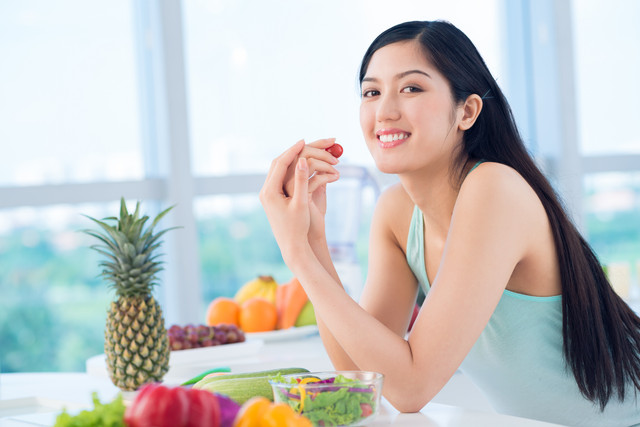 Ilusutrasi menikmati makanan sehat untuk kulit Foto: Shutterstock