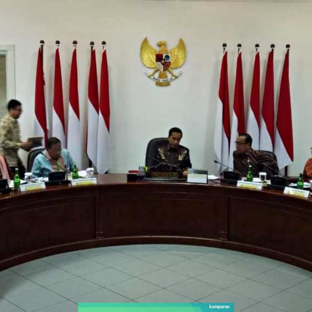Presiden Jokowi gelar ratas persiapan KTT Asean dan KTT G20 di Kantor Presiden, Jakarta. Foto: Fahrian Saleh/kumparan