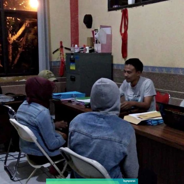 Pasutri di Tasikmalaya yang mempertontonkan hubungan seks ke bocah berada di Polres Tasikmalaya Kota. Foto: Dok. Istimewa