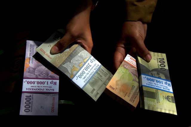 Ilustrasi transaksi uang rupiah. Foto: Abriawan Abhe/Antara Foto