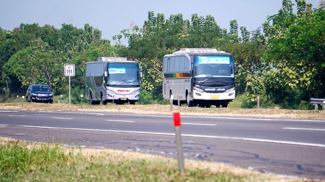 Bus melintasi lokasi kecelakaan beruntun di KM 150 Tol Cipali. Foto: Iqbal Firdaus/kumparan