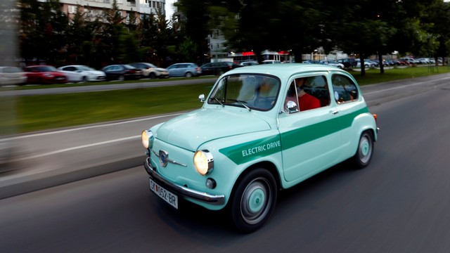 Mobil supermini Zastava 75 yang mesinnya diganti dengan listrik di Skopje, Makedonia Utara. Foto: REUTERS/Ognen Teofilovski