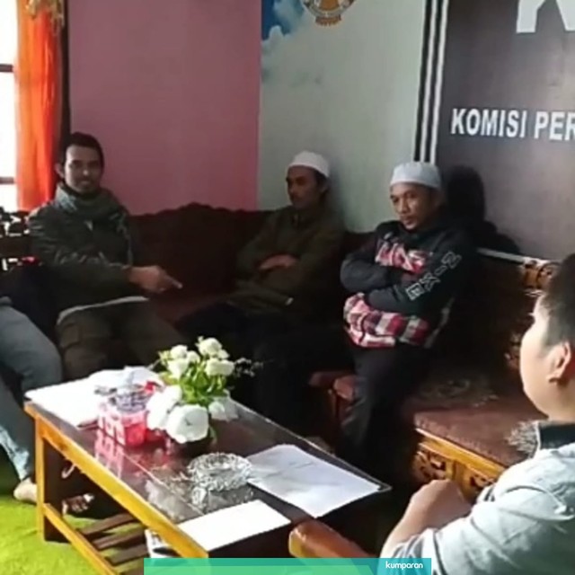 Sejumlah tokoh masyarakat, termasuk ketua RT 01 Desa Kadipaten mendatangi KPAID Tasikmalaya soal pasutri yang mempertontonkan hubungan seks di depan anak-anak. Foto: Dok. Istimewa
