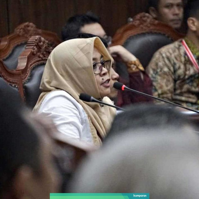 Saksi pemohon, Betty, saat menyampaikan kesaksiannya dihadapan Hakim Mahkamah Konstitusi, Jakarta, Rabu (19/6). Foto: Fanny Kusumawardhani/kumparan