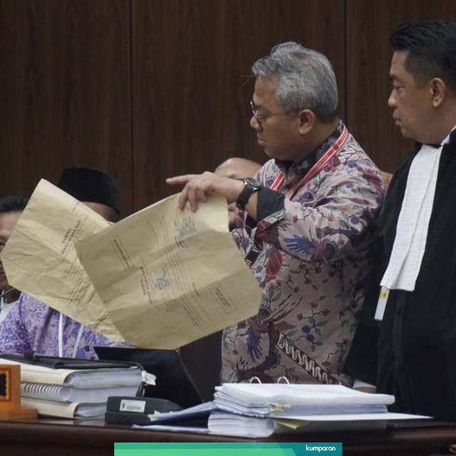 Ketua KPU Arief Budiman sedang mengecek bukti dari saksi Beti di Mahkamah Konstitusi. Foto: Faanny Kusumawardhani/kumparan