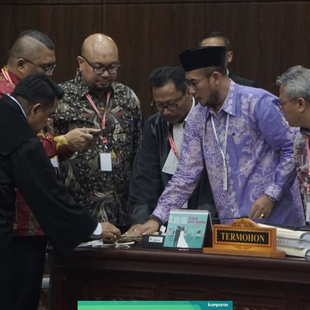 Suasana saat pegecekan alat  bukti dari saksi Beti di Mahkamah Konstitusi. Foto: Faanny Kusumawardhani/kumparan