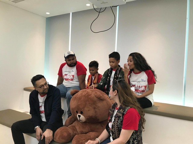 Para pemain Rumah Merah Putih saat berkunjung untuk promosi di kantor LINE (Foto: Andri/PSR)