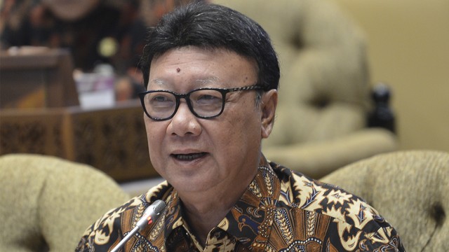 Menteri Dalam Negeri Tjahjo Kumolo menyampaikan pendapat saat rapat kerja dengan Komisi II DPR di gedung parlemen. Foto: ANTARA FOTO/Nova Wahyudi
