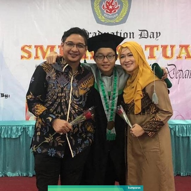 Pasha Ungu dan Okie Agustina menghadiri wisuda putra sulung mereka, Kiesha Alvaro. Foto: instagram/kiesha.alvaro