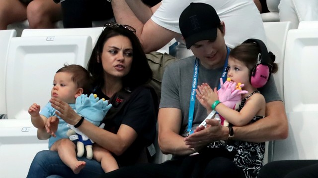 Aktor Ashton Kutcher dan istrinya Mila Kunis menghadiri kompetisi selam di FINA World Championships 2017 di Budapest. Foto: STRINGER / AFP