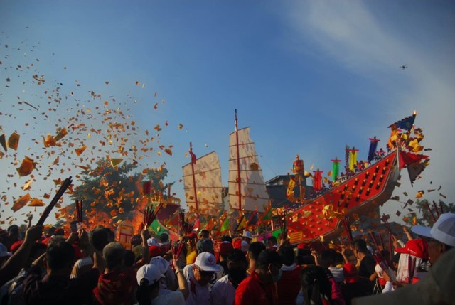 com-Ritual Bakar Tongkang Kota Bagansiapiapi. Foto: Dok. Kemenpar RI